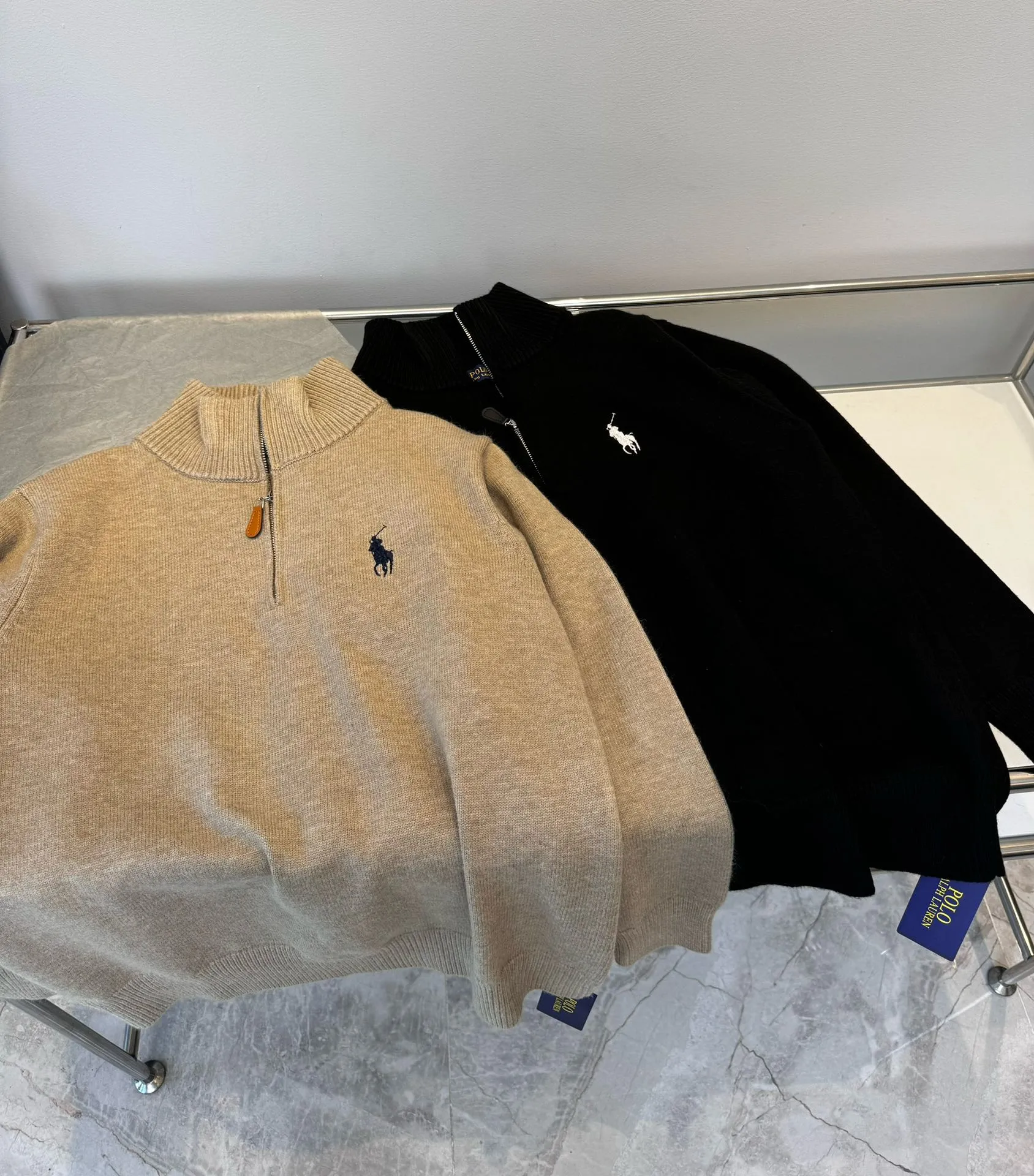🅿️286 Style number: D169 RALPH LAUREN/Ralph Lauren classic war horse small label embroidered logo Paul polo high collar pullover half-zip knitted sweater, high-density LOGO embroidery on the chest, original customization of tag accessories. Made of pure cotton yarn 🧶 blended with wool, pure cotton is skin-friendly and comfortable, small label war horse embroidered turtleneck sweater 🐎 high quality. Follow the blogger to learn how to wear it! Let’s buy a Ralph Lauren knitted sweater. It’s a super hard-to-find series after it became popular. It’s hard to find one on the official website. It’s simple and practical, with a lazy and loose feel. The thickened fabric has more texture, soft and delicate feel, and a loose fit. Whether worn alone or layered, you can wear different styles of fashion with just one piece!  Color: Black Khaki Size: Picture 9